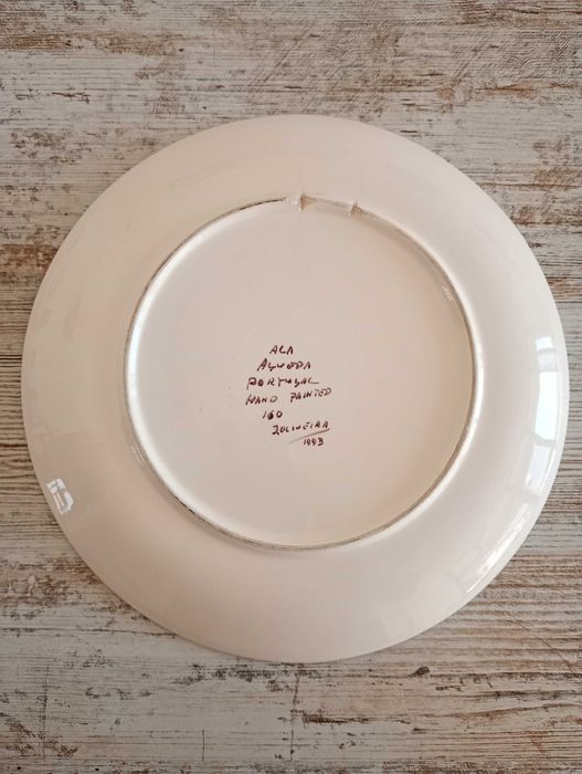 Prato decorativo em faiança Portuguesa, pintado à mão e assinado