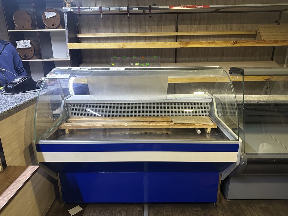 Холодильна вітрина з додатковою поличкою