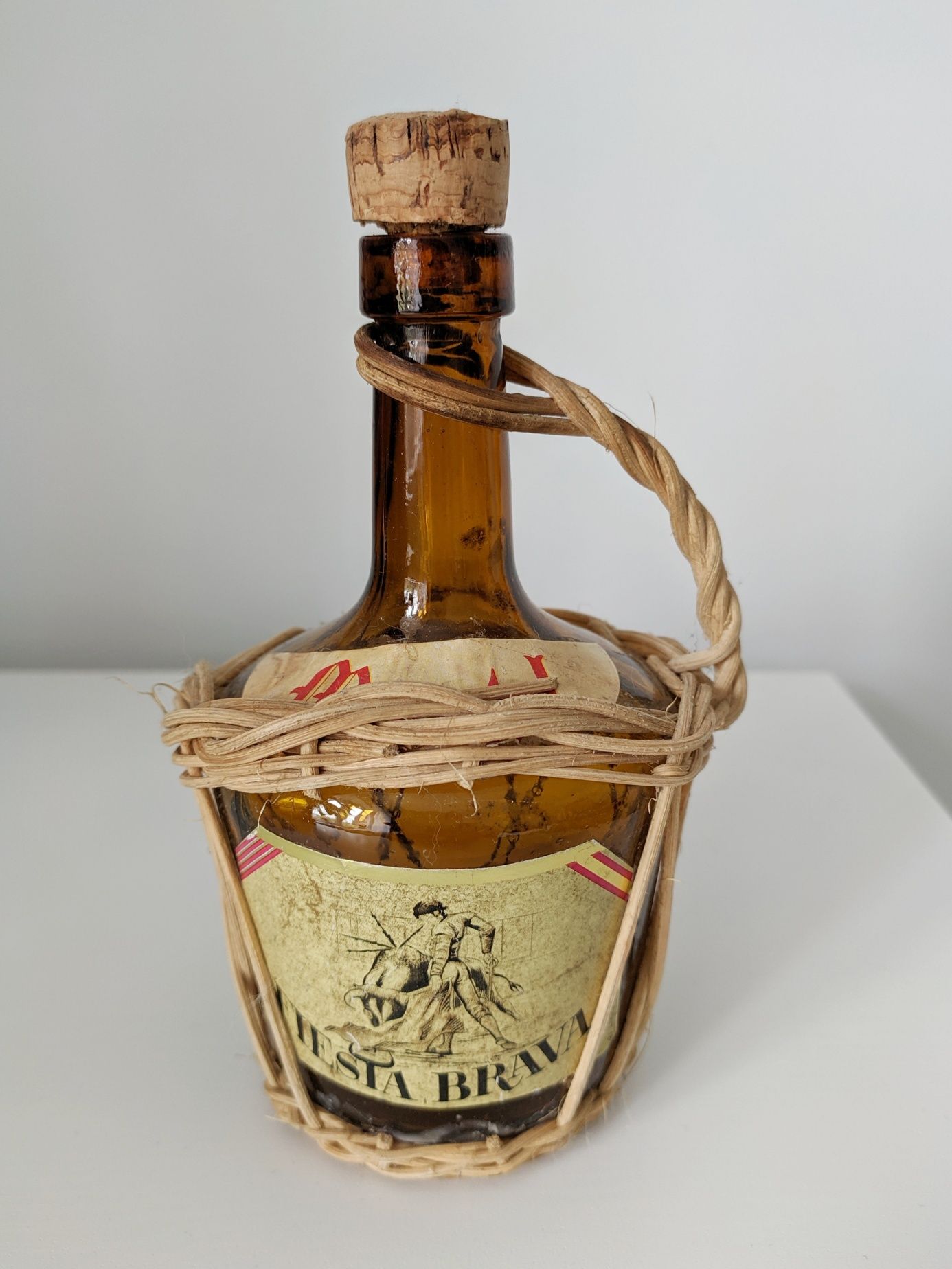 Ozdobna butelka Hiszpania wiklinowy koszyk wiklina