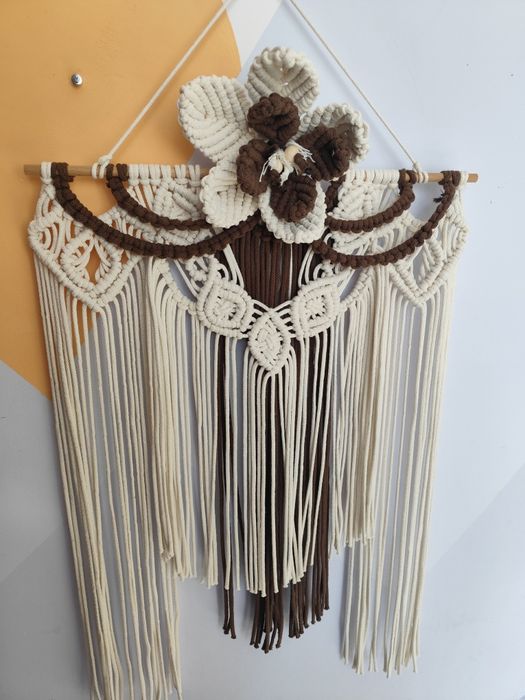 Makrama beżowo-brązowa z pięknym kwiatem