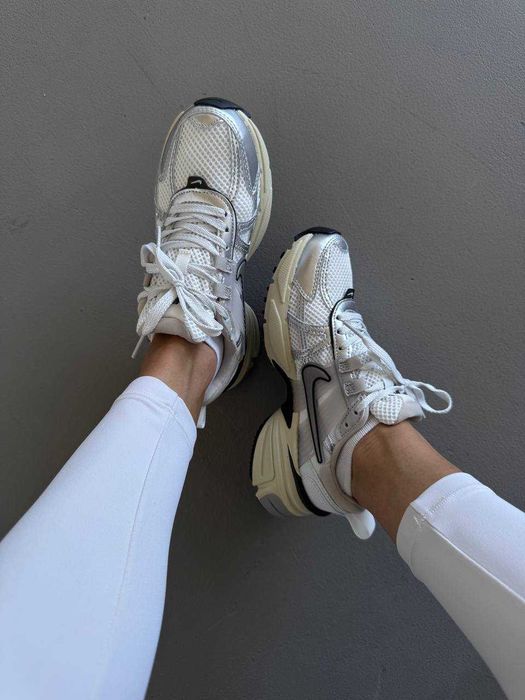 Жіночі кросівки Nike V2K Runtekk срібло з чорним  1320 ТОП