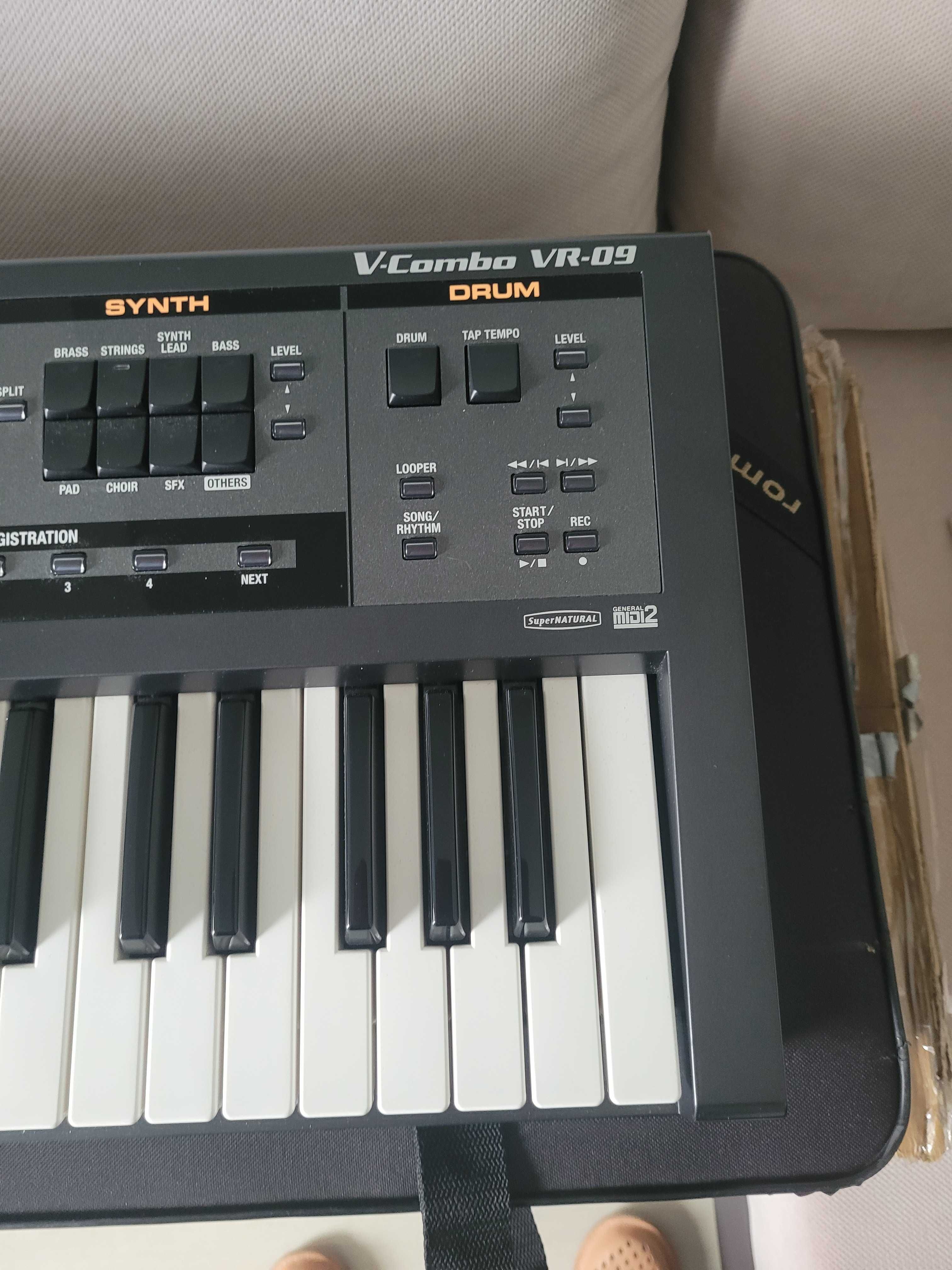Roland  VR 09 syntezator