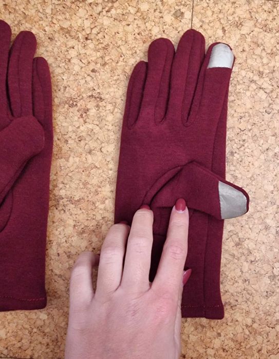 Luvas bordeaux com pelinho por dentro e pompons em cima - nunca usadas