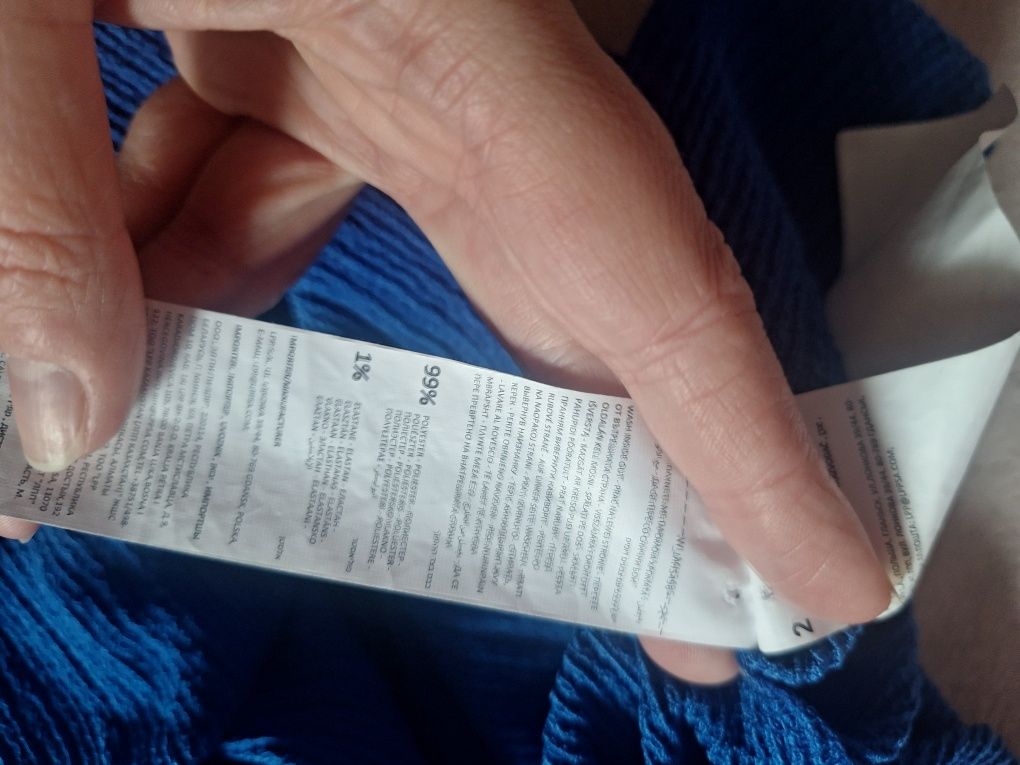 Niebieska sukienka midi z rozcięciem Mohito M