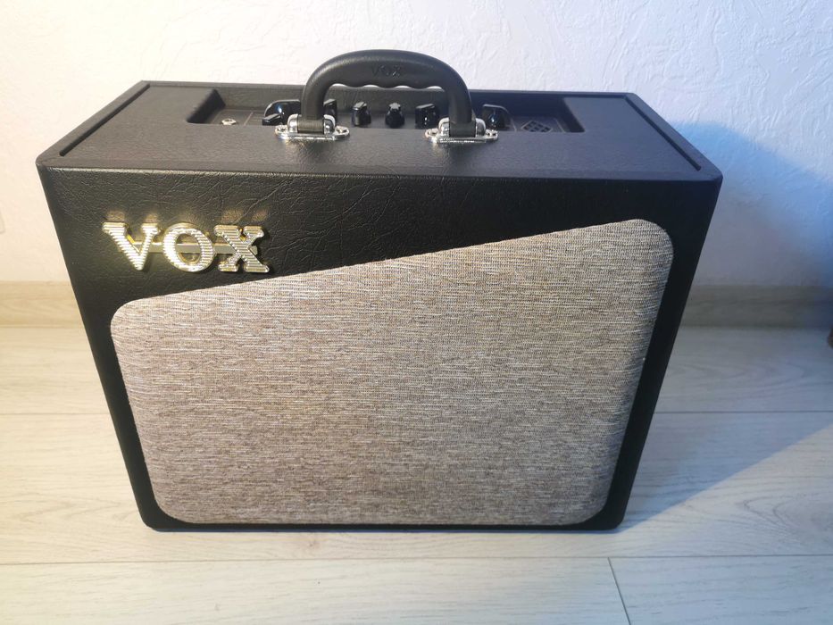 Ламповый комбик Vox AV15