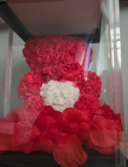 Walentynkowy prezent Miś z Róż wys. 24cm