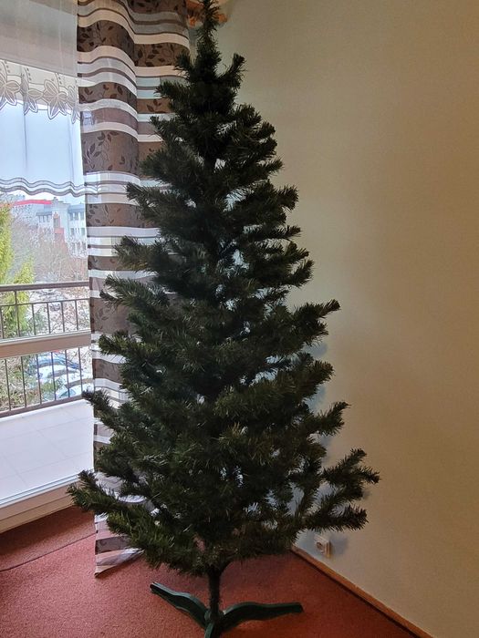 Choinka sztuczna 220 cm ze stojakiem kartonem