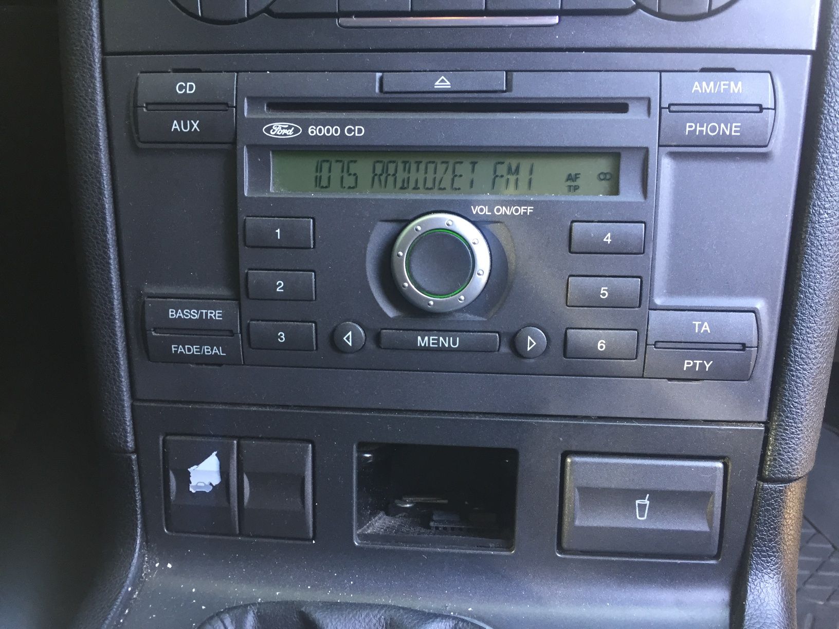 Radio cd oryvinal ford mondeo mk3 uszkodzone