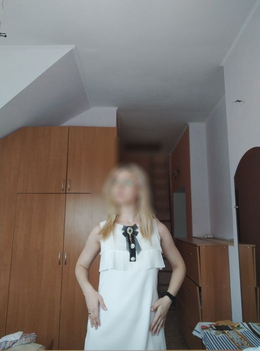 Біла міні сукня для школи