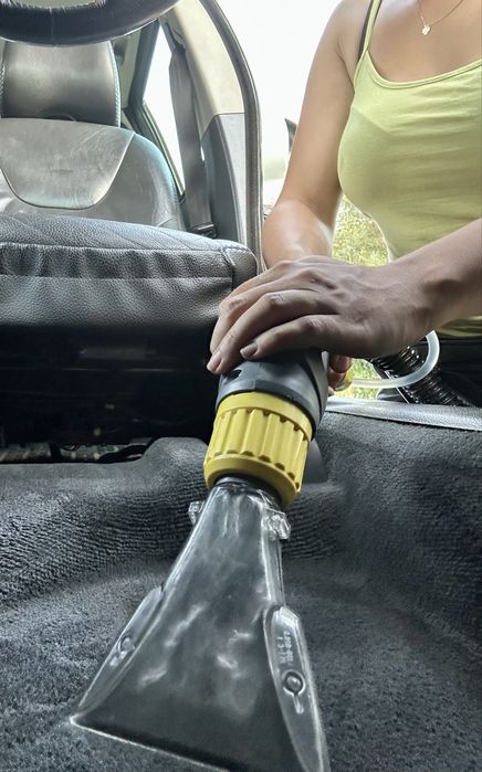 Usługi prania tapicerki oraz czyszczenie wnętrza auta detailing