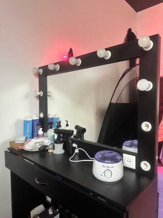 Ресепшн, диван, визажное зеркало