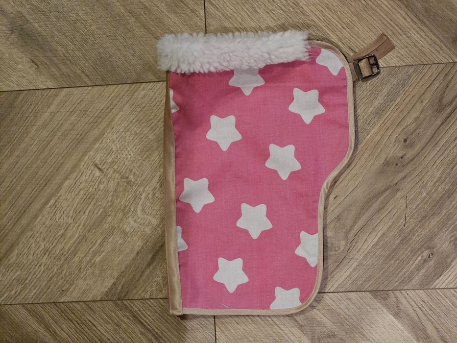 Derka A3 Różowa z futrem autorstwa kht.shelvy