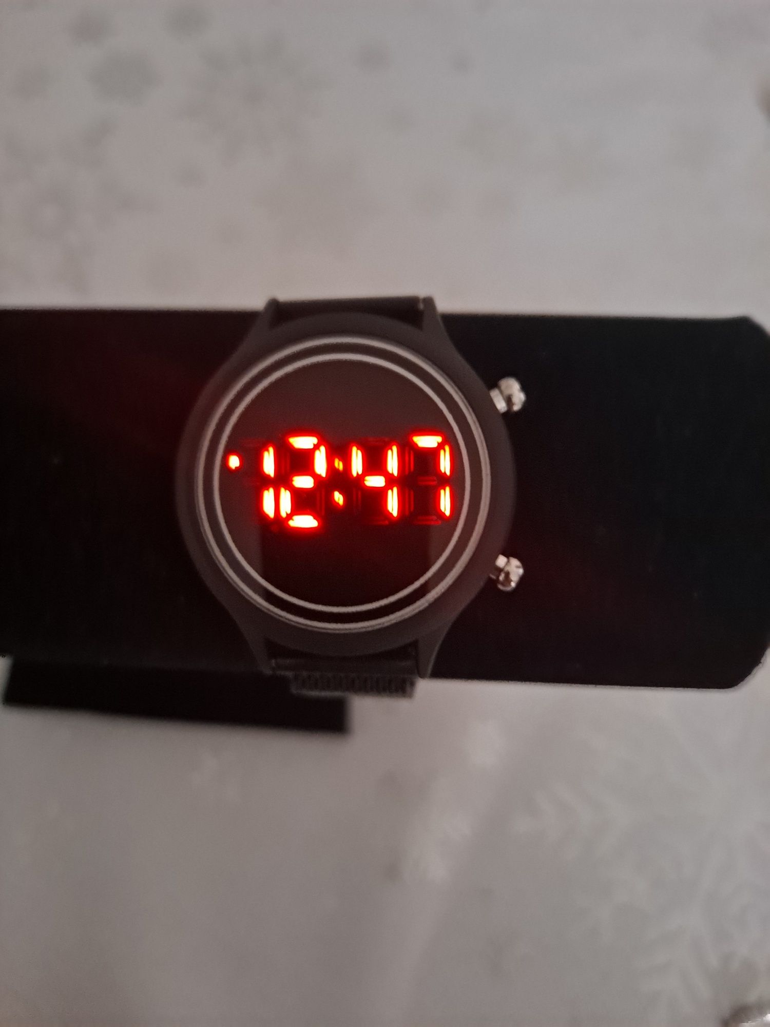 Nowy czarny zegarek elektroniczny