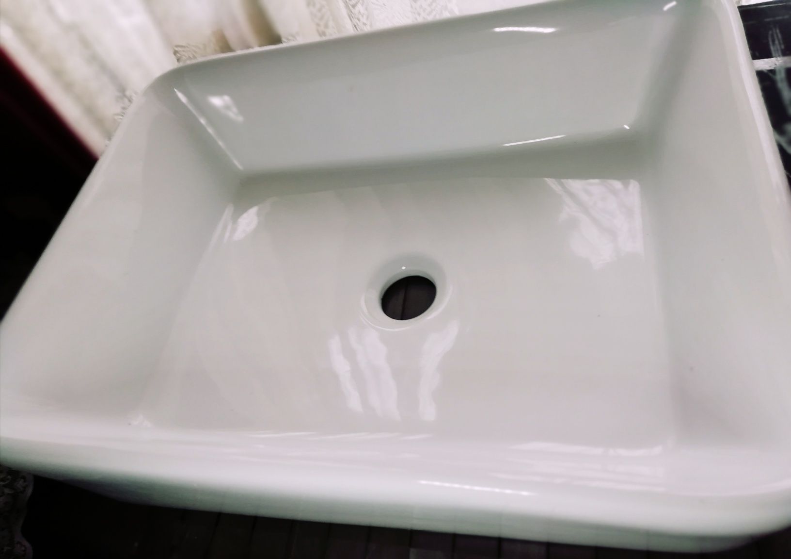 Umywalka nadblatowa do łazienki prostokątna