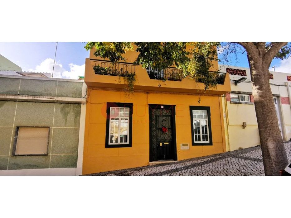 Moradia T4 no Centro Histórico de Loulé com Rooftop e Potencial Tur...