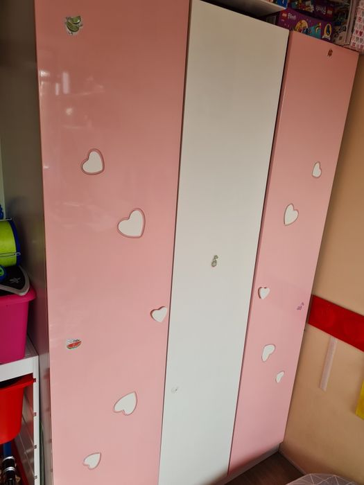 Różowa szafa dziecięca i stolik nocny