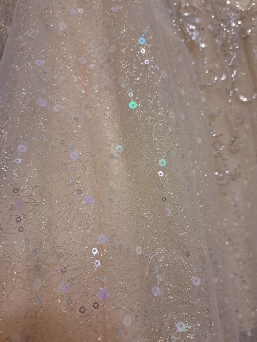 Неймовірно гарна золота сукня для дівчинки 7 років