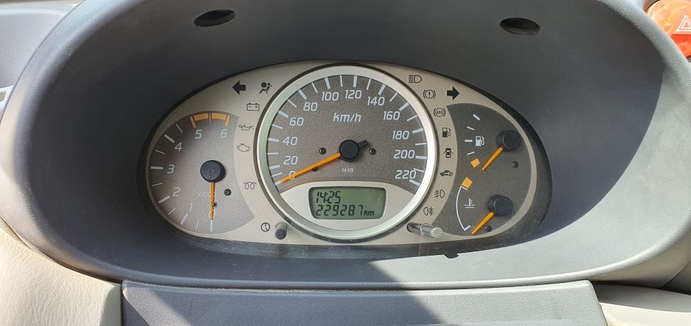 Nissan almera tino 2,2D