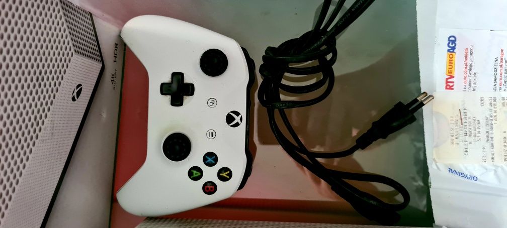 Xbox one s + pad + 2 gry