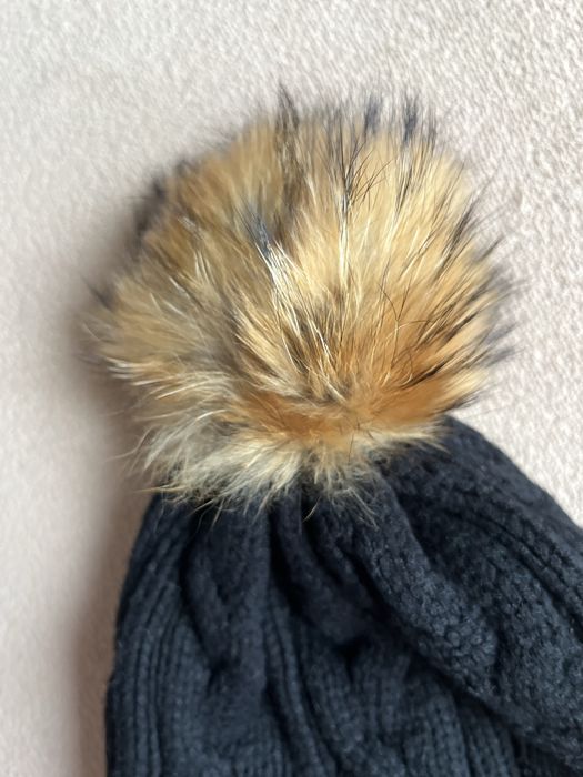 Czarna czapka Ochnik z pomponem jenot