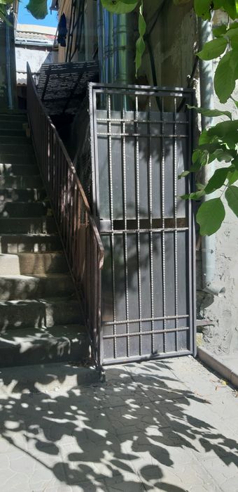 Квартира- півподвал, для одного 2500.