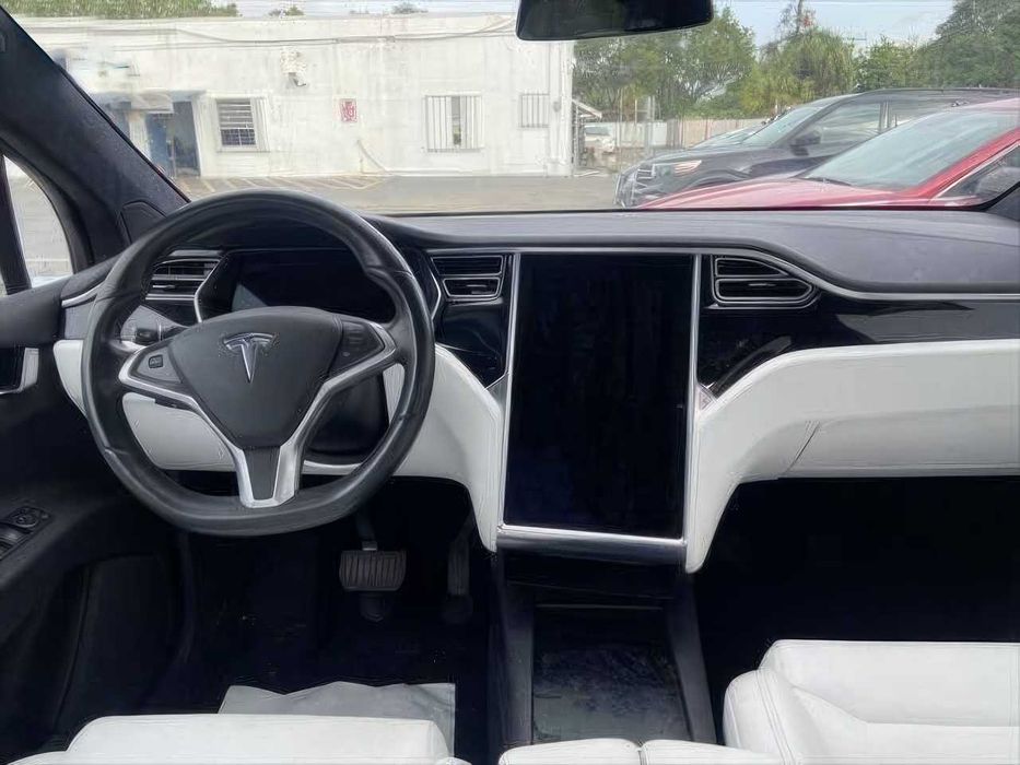 Tesla Model X 75D      2018