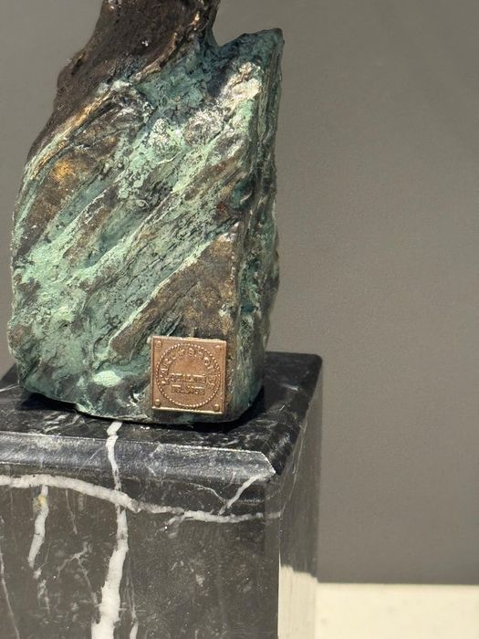 Figurka jelenia z brązu