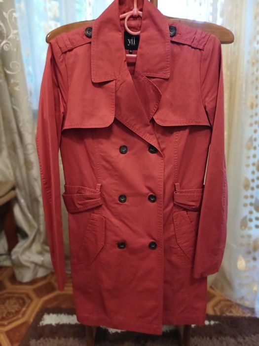 Тренч жіночий середньої довжини