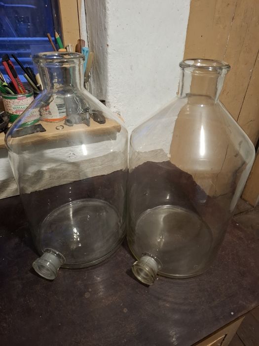 2 бутлі Вульфа б/в, об'ємом по 10 л кожен, одним лотом.