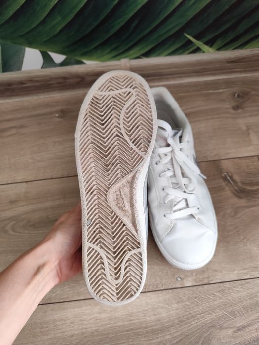 Білі кеди фірми Nike, шкірзамінник якісний