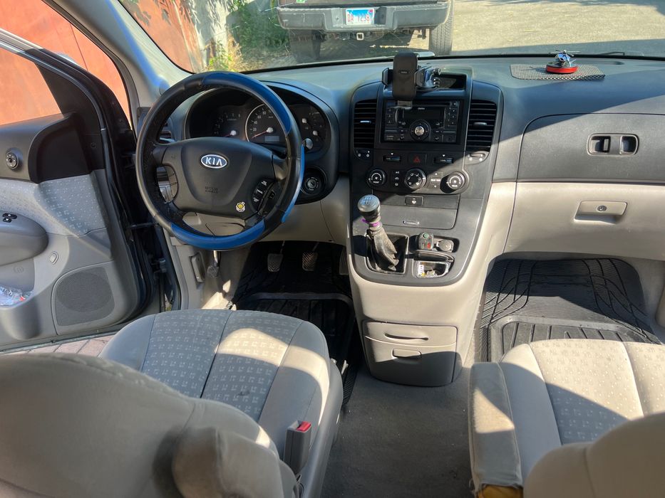 Продам авто в хорошому стані KIA CARNIVAL