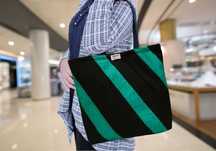 Elegancja i Praktyczność na Co Dzień – Torba BLACK WITH GREEN STRIPES