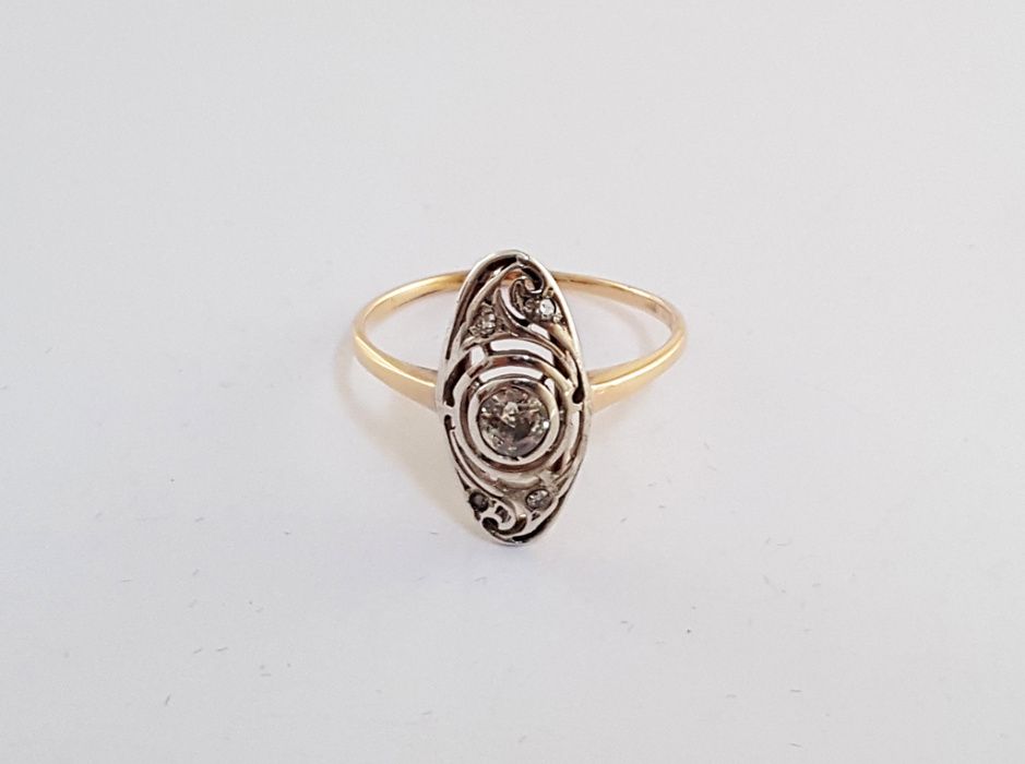 Złoty pierścionek art deco z lat 30-tych zdobiony brylantami