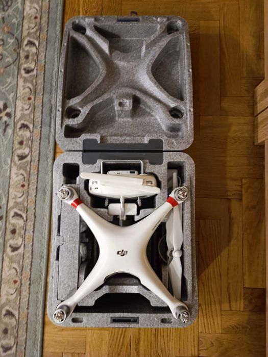 DJI Phantom 4, 2 baterie, dodatkowe śmigła