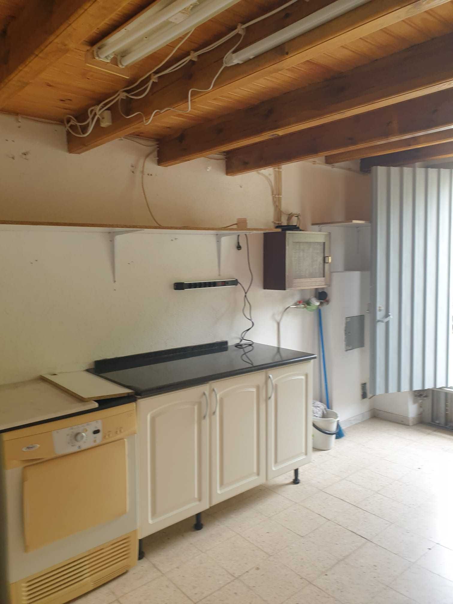 Garagem com espaço superior com espaço p/1 carro Mem Martins