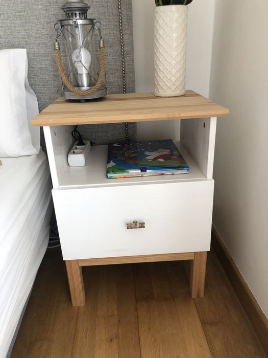 Vários móveis, espelhos, sofá