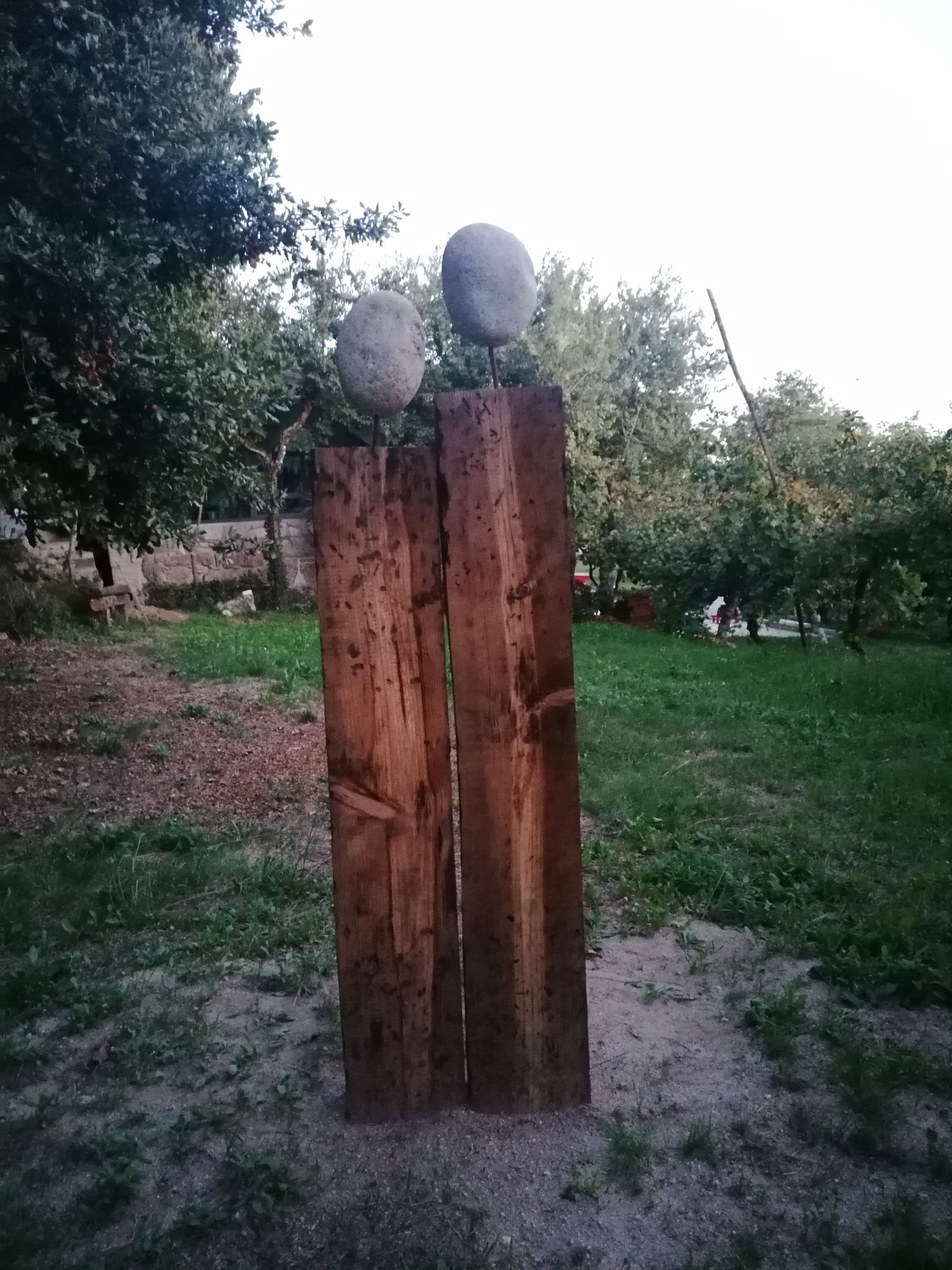 Escultura em madeira e pedra