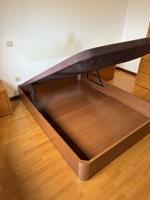 Cama / Sommier 140×200 com arrumação — ótimo estado