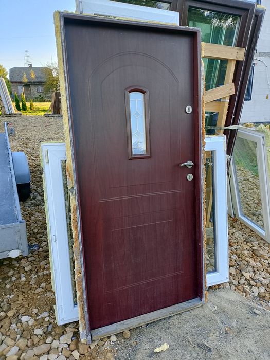 Drzwi zewnętrzne 100x209 metalowe brązowe szyba