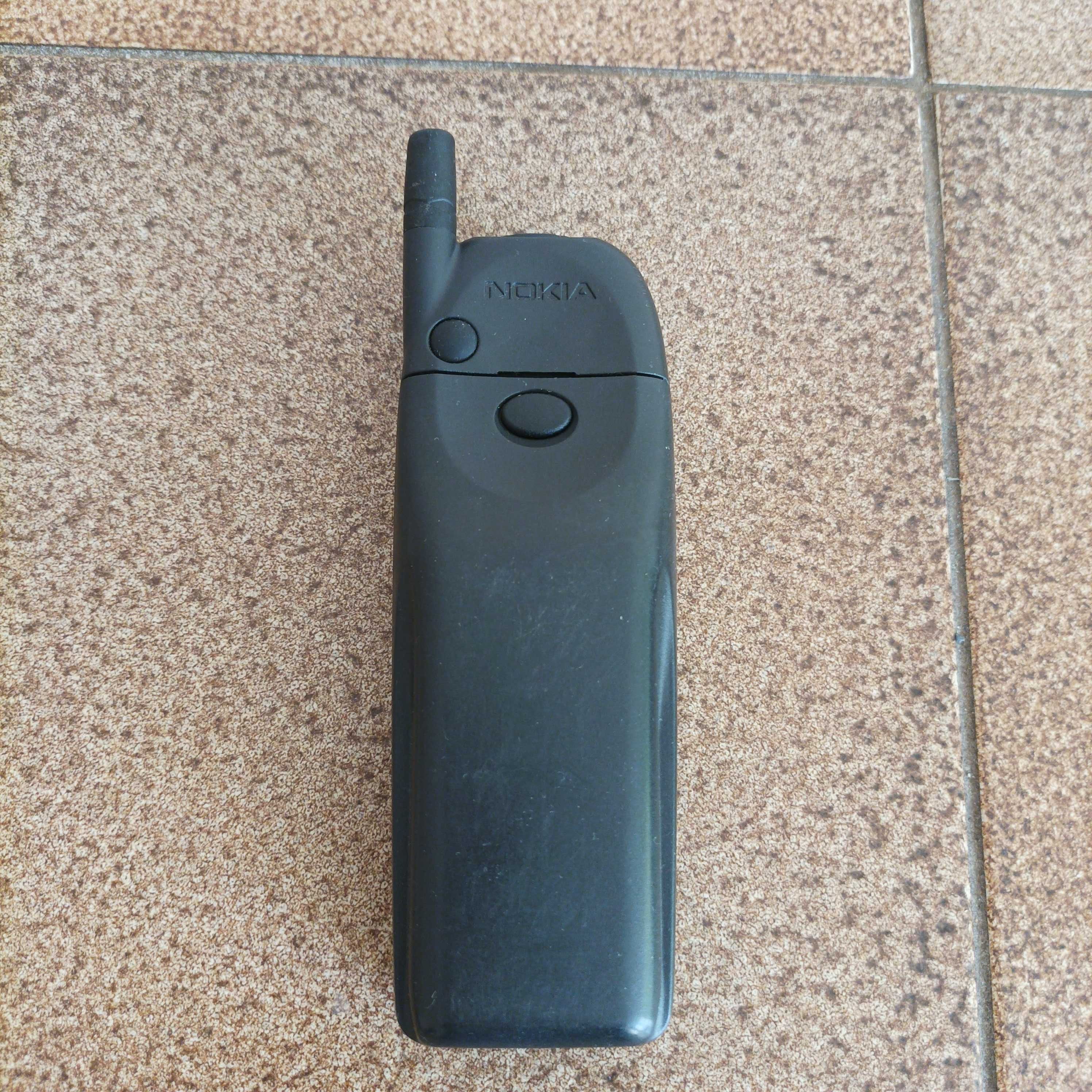 Stary telefon Nokia 5110.