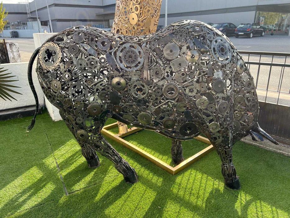 Touro em metal reciclado