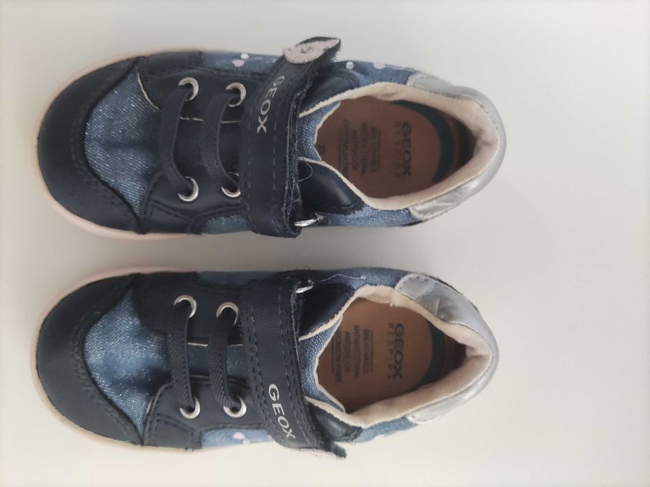 Sapatilhas e sapatos criança