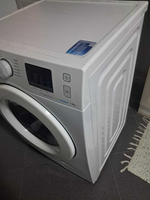 Máquina de Lavar Roupa Samsung EcoBubble 7 kgs a funcionar bem