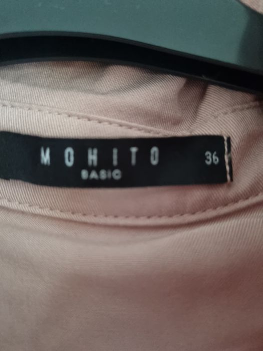 Sukienka różowa blady róż koszulowa że zlotymi guzikami mohito