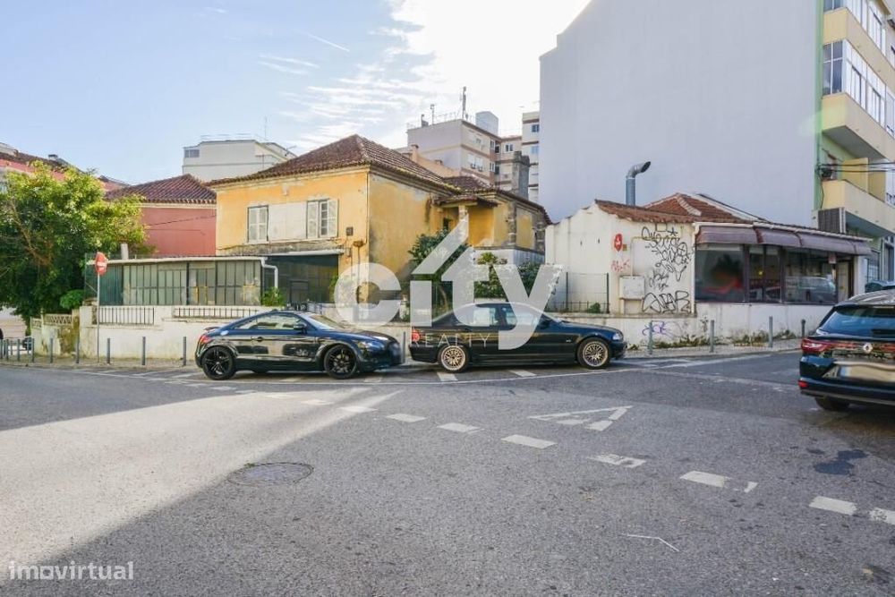 Moradia com terreno no centro de Odivelas para recuperar