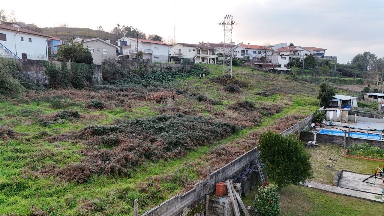 Arrenda-se terreno em Pevidém