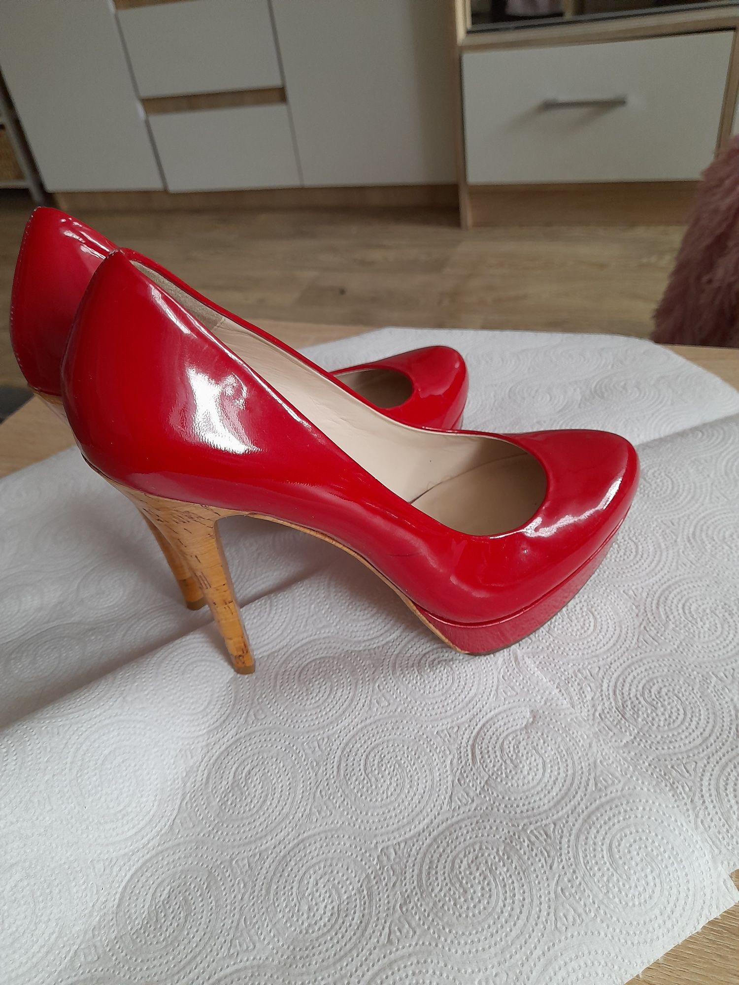 Przepiękne szpilki.Cudna czerwień. Długość wkładki 25cm.