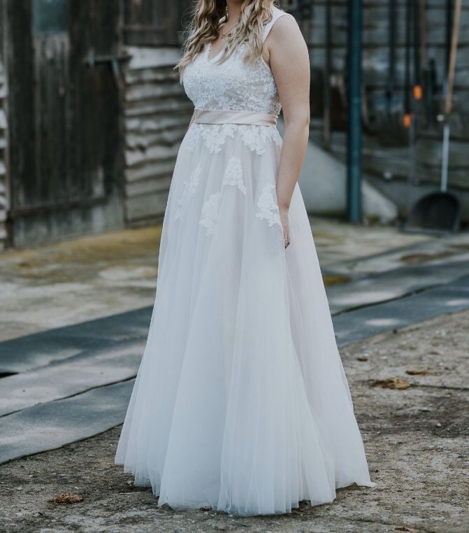 Suknia ślubna beżowo-biała