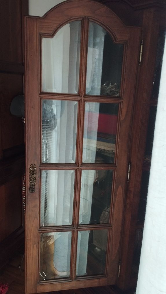 Vitrine cristaleira clássica com fundo em veludo