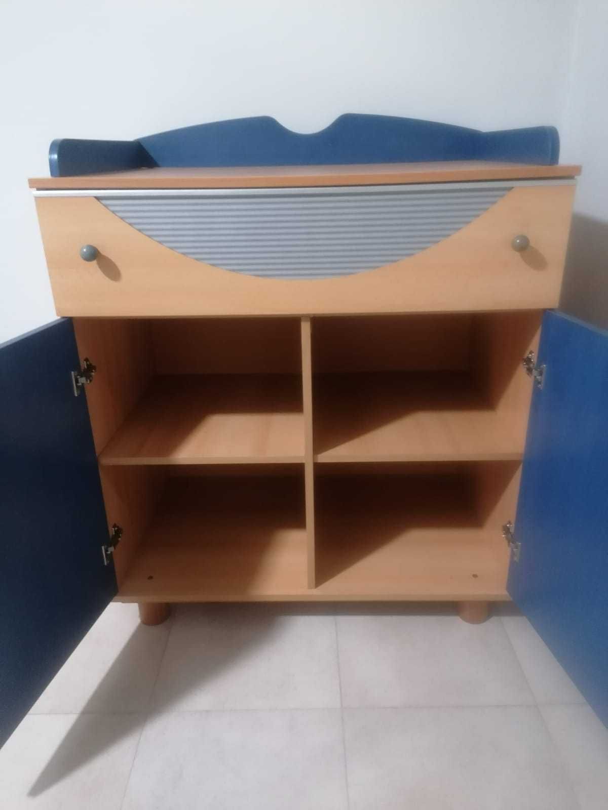 Cómoda fraldário com prateleira e cabide